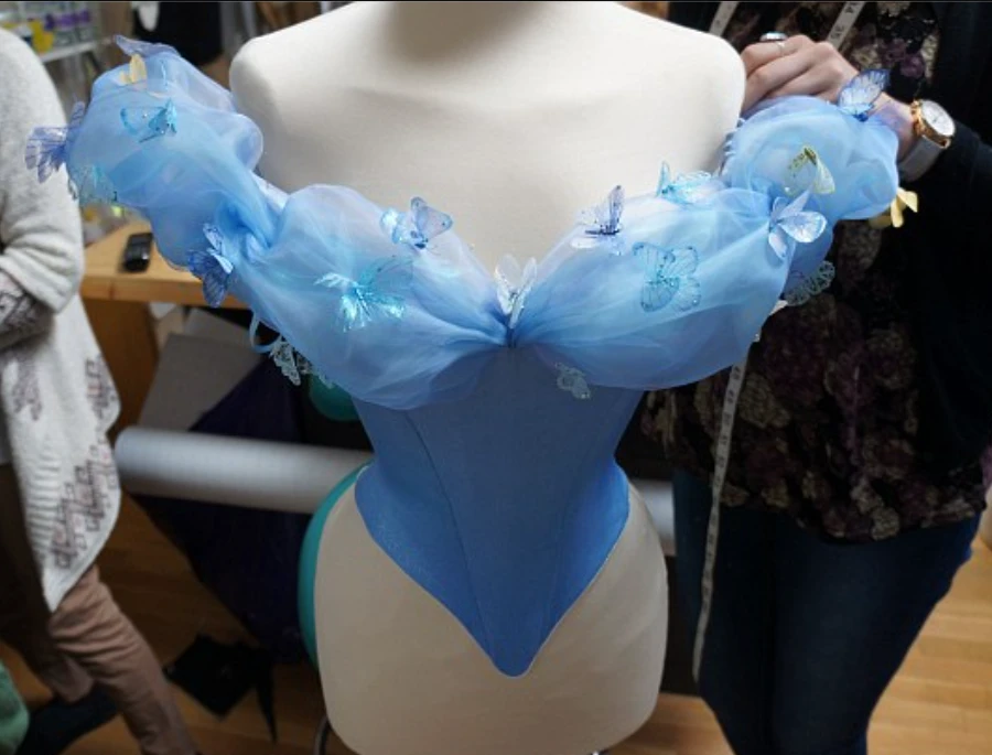 La tenue de bal de Lily James pour le film Disney Cendrillon