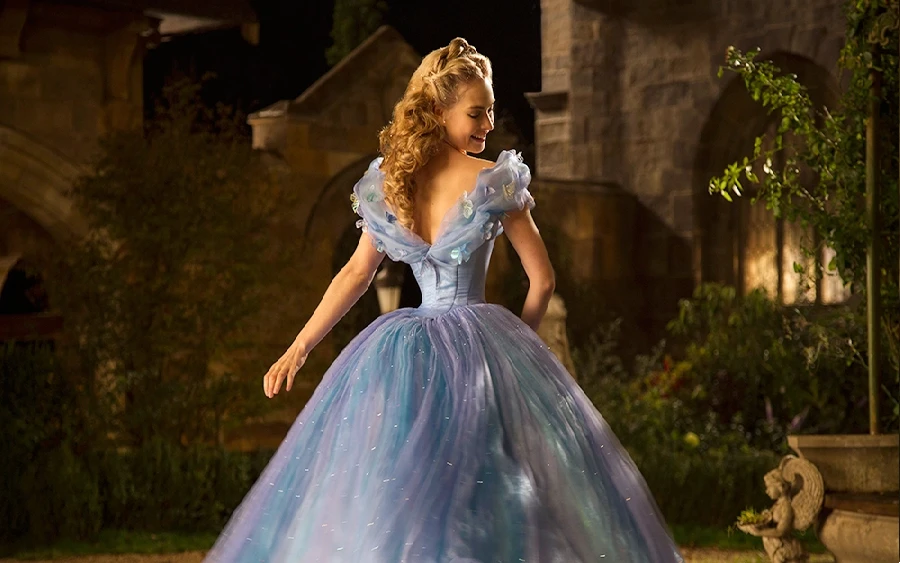 La tenue de bal de Lily James pour le film Disney Cendrillon